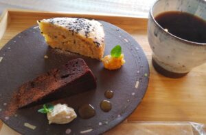 上山市の人気カフェ『月と星』は、1人でも楽しめる大人向けのお店